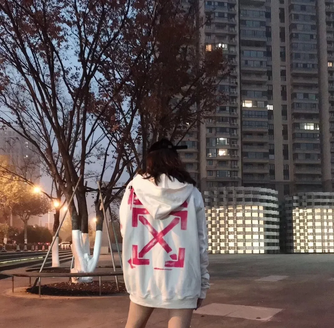 ♻️💯Upper body reference model picture❤️Top tested version OFF-WHITE (OW) 99 pink oil graffiti for men and women, pure cotton same style loose pullover hooded sweatshirt jacket zipper, professional handmade dot printing, delicate and full, strong color layering, breathable printing and not sticky! The gradient of the layers is clear, the texture and texture are visible, the fabric and printing are completely combined, and the frosted feel is delicate. The fabric is made of 460g fish scale terry cotton fabric, which has a full drape. Customized zipper pull with OFFWHITE metal engraving on it and a concave feel. This is a must-see for identification. The hat rope pendant clock has metal engravings. This is a detail that is easily overlooked.  Like Monet's oil paintings, it has always occupied the top sales list on major domestic and foreign platforms, and offline stores can also be said to be often out of stock.  Couple matching, personalized and trendy! Elegant and classic style, versatile for daily use. Couple style 👫 Suitable for both men and women. Size chart Recommended 180-220 pounds P: 420